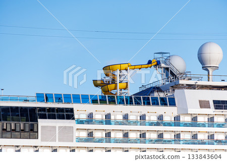 一艘豪華遊輪停泊在港口。我們登上了「座間味皇后3號」高速噴射渡輪，前往慶良間群島的座間味島。 133843604