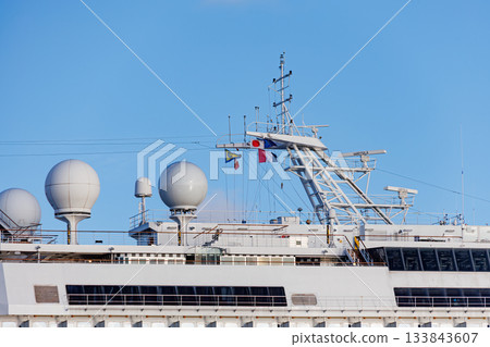 一艘豪華遊輪停泊在港口。我們登上了「座間味皇后3號」高速噴射渡輪，前往慶良間群島的座間味島。 133843607