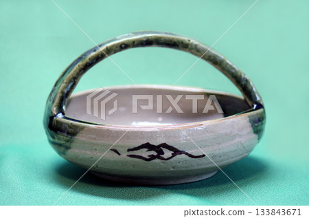 Oribe four-sided hand bowl, inheriting the design of the Azuchi-Momoyama period Oribe four-sided hand bowl, inheriting the design of the Azuchi-Momoyama period 133843671