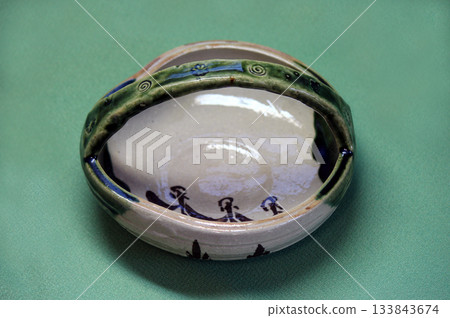Oribe four-sided hand bowl, inheriting the design of the Azuchi-Momoyama period 133843674