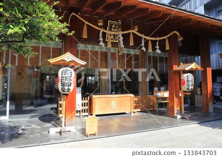 Akagi Shrine, worship hall and large lantern, Akagi Motomachi, Shinjuku Ward Akagi Shrine, worship hall and large lantern, Akagi Motomachi, Shinjuku Ward 133843703