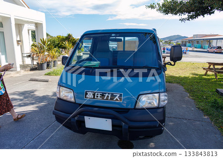 一輛潛水服務車,車上載有潛水氣瓶的高壓氣體設備。沖繩縣座間味島座間味港 一輛潛水服務車,車上載有潛水氣瓶的高壓氣體設備。沖繩縣座間味島座間味港 133843813