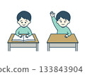 一個男孩在看書，另一個男孩舉起了手 133843904