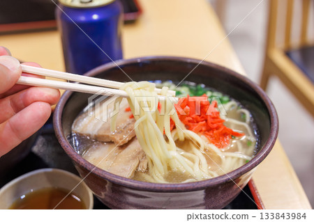 在機場餐廳享用沖繩蕎麥麵和海葡萄。那霸機場,沖繩縣那霸市 - 2025 在機場餐廳享用沖繩蕎麥麵和海葡萄。那霸機場,沖繩縣那霸市 - 2025 133843984