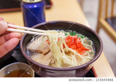 在機場餐廳享用沖繩蕎麥麵和海葡萄。那霸機場，沖繩縣那霸市 - 2025 133843988