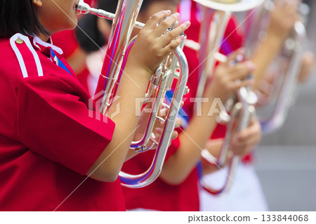 行進樂隊遊行樂器 133844068