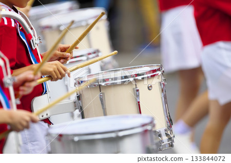 行進樂隊遊行樂器 133844072