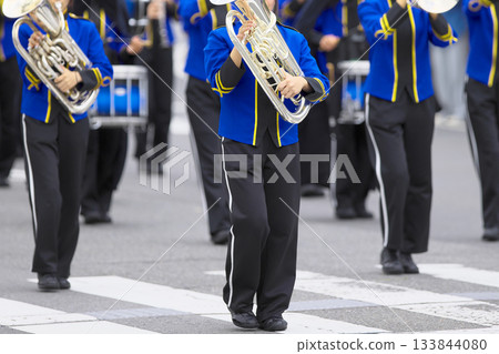 行進樂隊遊行樂器 133844080