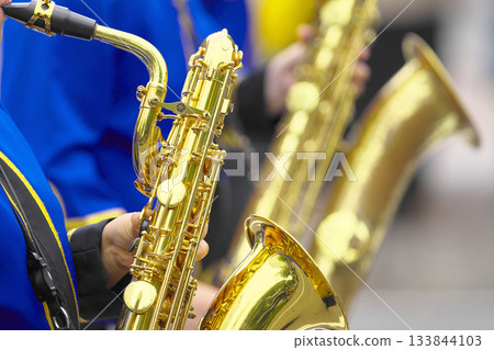 行進樂隊遊行樂器 133844103