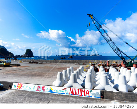 清晨，新島港的景色令人心曠神怡。 133844280