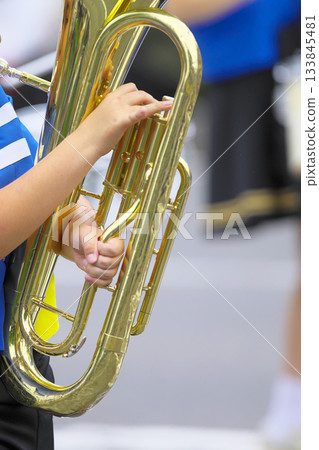 行進樂隊遊行樂器 133845481