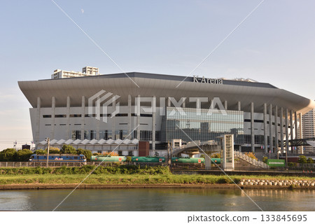 一列貨運列車從K Arena體育館前駛過。 一列貨運列車從K Arena體育館前駛過。 133845695