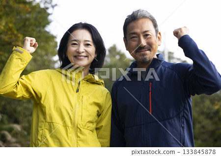 一對中年夫婦跑步 133845878