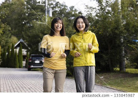 跑步的女人 133845987