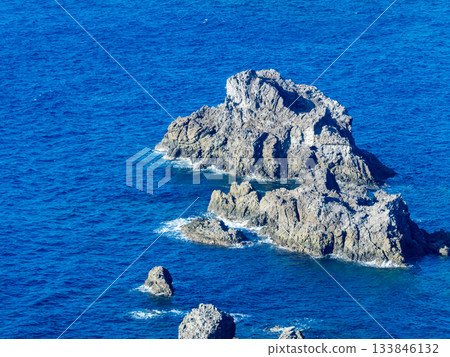 從式根島的勘引展望台可以欣賞到動感而美麗的景色。 133846132