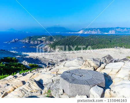 從式根島的勘引展望台可以欣賞到動感而美麗的景色。 133846163