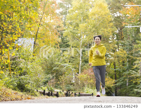 跑步的女人 133846249