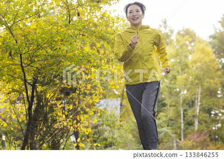 running woman running woman 133846255
