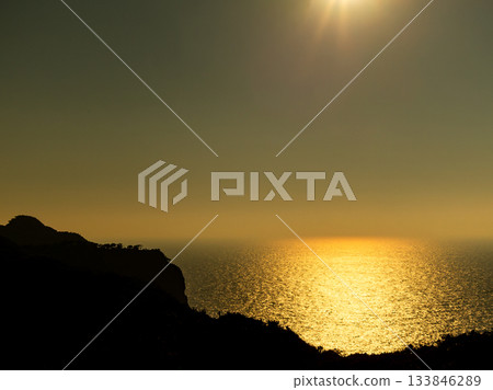 從式根島的勘引展望台欣賞的壯麗日落。 133846289