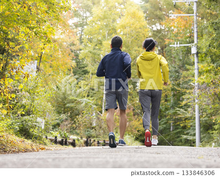 一對中年夫婦跑步 一對中年夫婦跑步 133846306