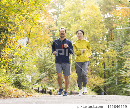 一對中年夫婦跑步 133846339