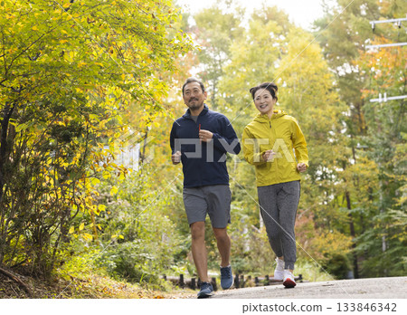 一對中年夫婦跑步 133846342