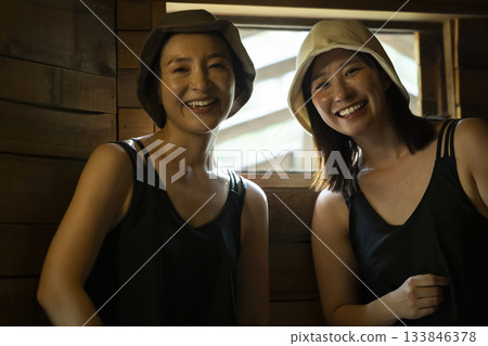 婦女享受桑拿 133846378