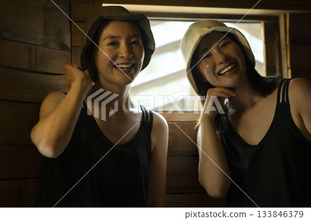 婦女享受桑拿 133846379