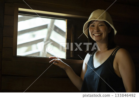 婦女享受桑拿 133846492