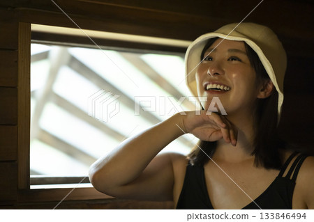 婦女享受桑拿 婦女享受桑拿 133846494