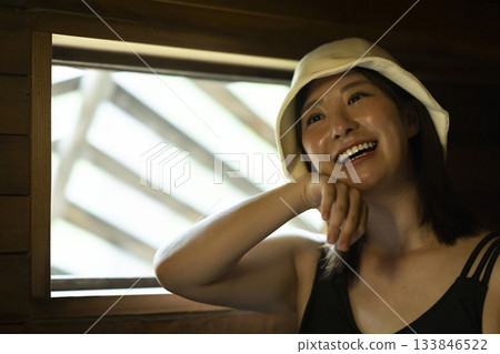 婦女享受桑拿 133846522