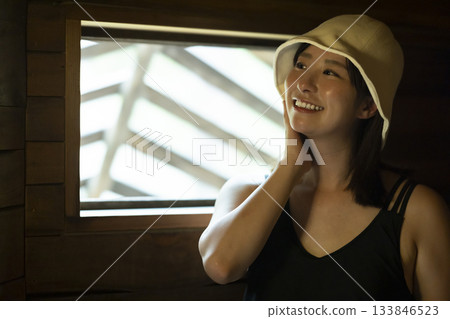 婦女享受桑拿 133846523