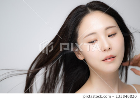 長髮飄飄的黑髮女子肖像。畫面展現了美麗、護髮、護理等主題。 133846820