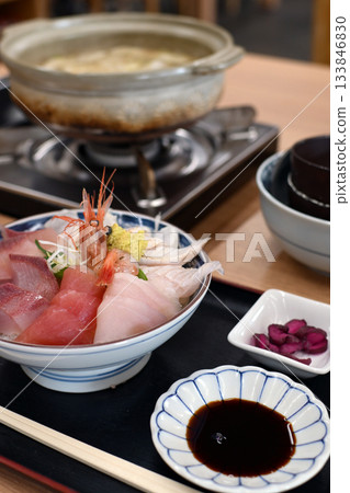 美味的海鮮蓋飯 133846830