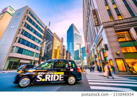 12月,日本東京的城市景觀。看著疾馳而過的計程車、日本橋一丁目一新的改造工程、三越百貨等等。今年剩下的項目不多了。 12月,日本東京的城市景觀。看著疾馳而過的計程車、日本橋一丁目一新的改造工程、三越百貨等等。今年剩下的項目不多了。 133846934