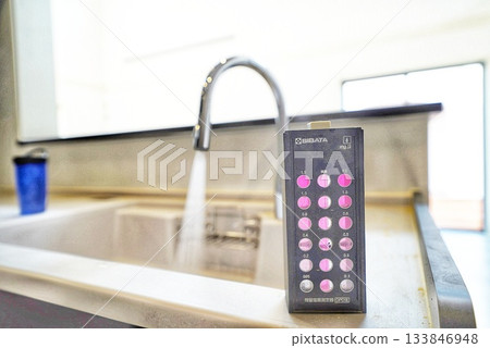 新建房屋中裝滿水的容器及水質檢測 新建房屋中裝滿水的容器及水質檢測 133846948