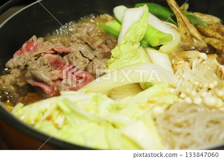 壽喜燒,一種日式火鍋料理,以大量牛肉和蔬菜為主要食材。 壽喜燒,一種日式火鍋料理,以大量牛肉和蔬菜為主要食材。 133847060