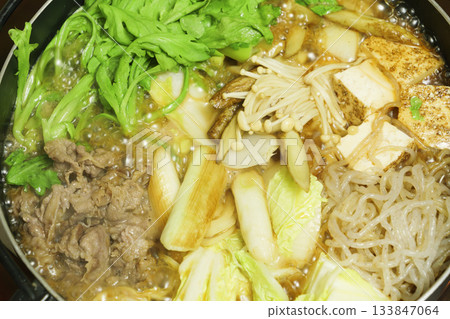 壽喜燒，一種日式火鍋料理，以大量牛肉和蔬菜為主要食材。 133847064