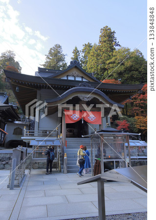 四國聖地第66寺“雲邊寺”正殿附近的秋葉 133848848