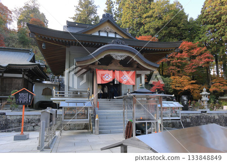 四國聖地第66寺“雲邊寺”正殿附近的秋葉 四國聖地第66寺“雲邊寺”正殿附近的秋葉 133848849