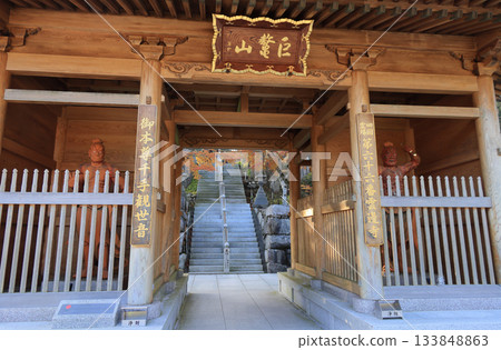 四國巡禮第66座寺院－雲邊寺三門（仁王門）附近的秋葉 133848863
