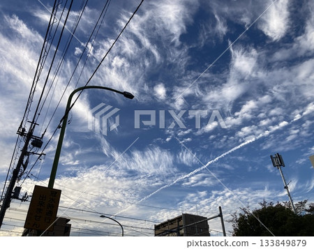 飛機尾跡穿過活躍的秋雲 133849879