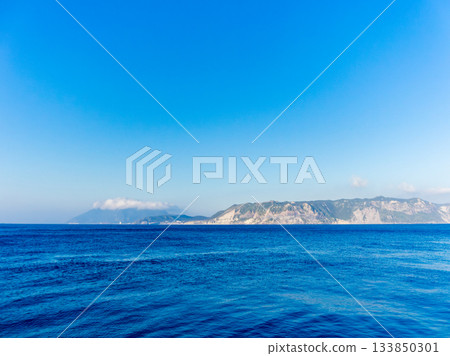傍晚從式根島信布施港看到的新島 傍晚從式根島信布施港看到的新島 133850301