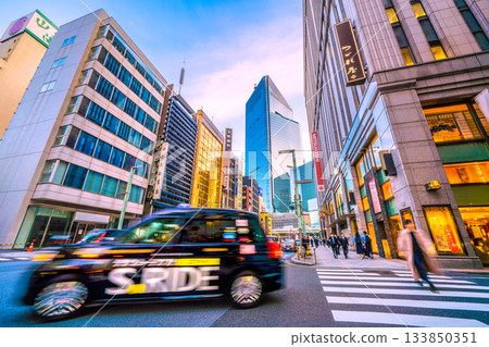 Tokyo cityscape in Japan, December. Looking at the passing taxis, the redevelopment project at Nihonbashi 1-chome, Mitsukoshi, etc. Only a few more items left this year. 133850351