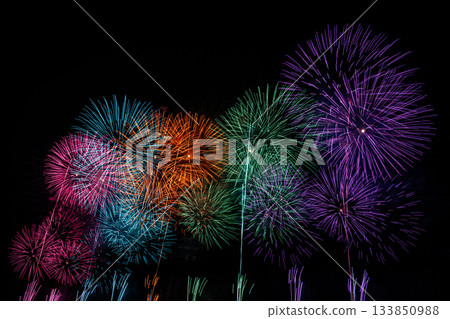 Nagaoka Fireworks Festival: A night sky filled with a gradation of colors Nagaoka Fireworks Festival: A night sky filled with a gradation of colors 133850988