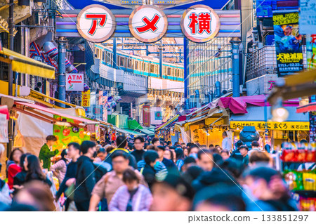 12月的日本東京城市景觀。入境旅遊仍在繼續……這裡就像一個“異國他鄉”,阿美橫町等地擠滿了外國遊客。 12月的日本東京城市景觀。入境旅遊仍在繼續……這裡就像一個“異國他鄉”,阿美橫町等地擠滿了外國遊客。 133851297