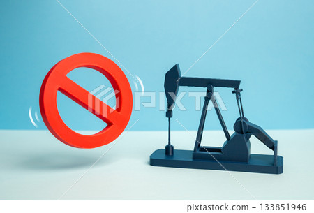 An oil pump and a red prohibition sign. Oil production is prohibited, and the oil field license has been revoked. Energy policy debates, environmental protection issues and global resource management. An oil pump and a red prohibition sign. Oil production is prohibited, and the oil field license has been revoked. Energy policy debates, environmental protection issues and global resource management. 133851946