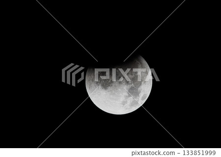 夜空中漂浮的月全食 133851999