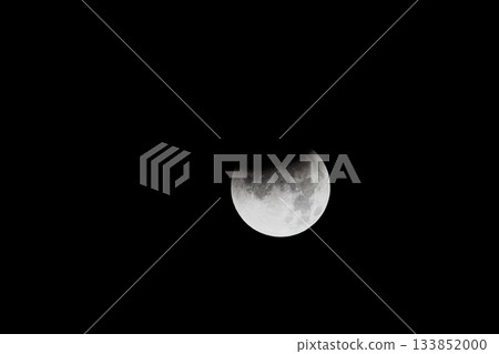 夜空中漂浮的月全食 夜空中漂浮的月全食 133852000