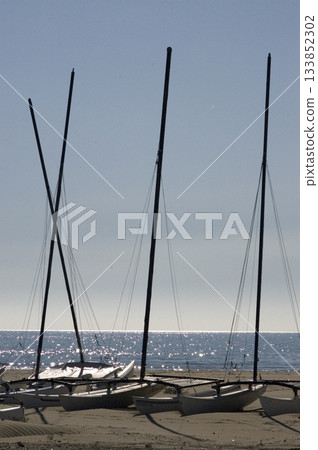 sailing school boats on the shore sailing school boats on the shore 133852302